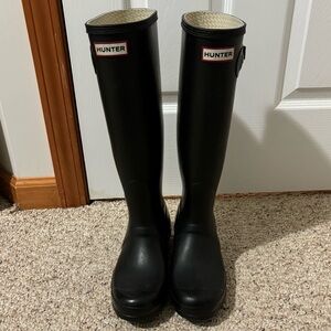 Black Matte Hunter Rain Boots size 8 WITH 3 Pairs of Fleece Boot Liners!